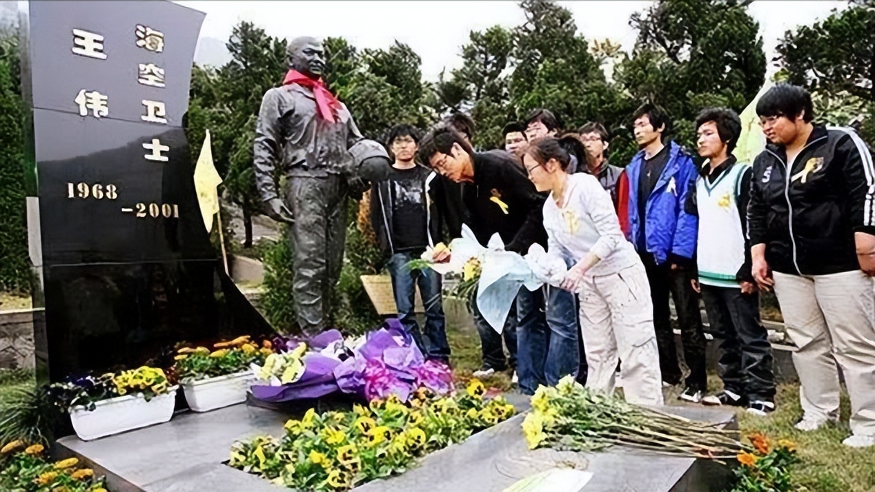 01年中国最牛“键盘侠”，带领八万黑客，怒将*旗国**插到白宫官网