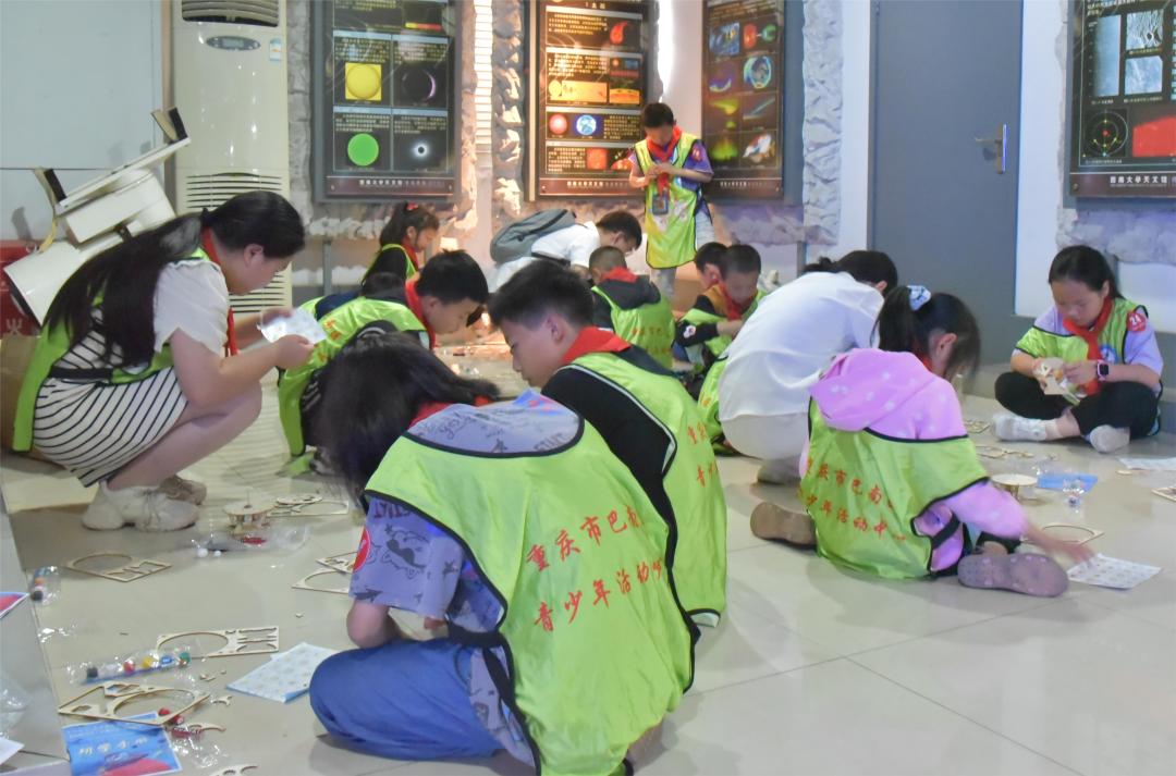 探访困境儿童,困境儿童科技馆参观写信息