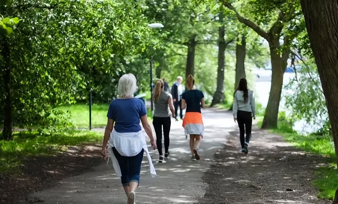 年轻人也可以每天坚持走路锻炼,长期坚持走路对身体有什么好处