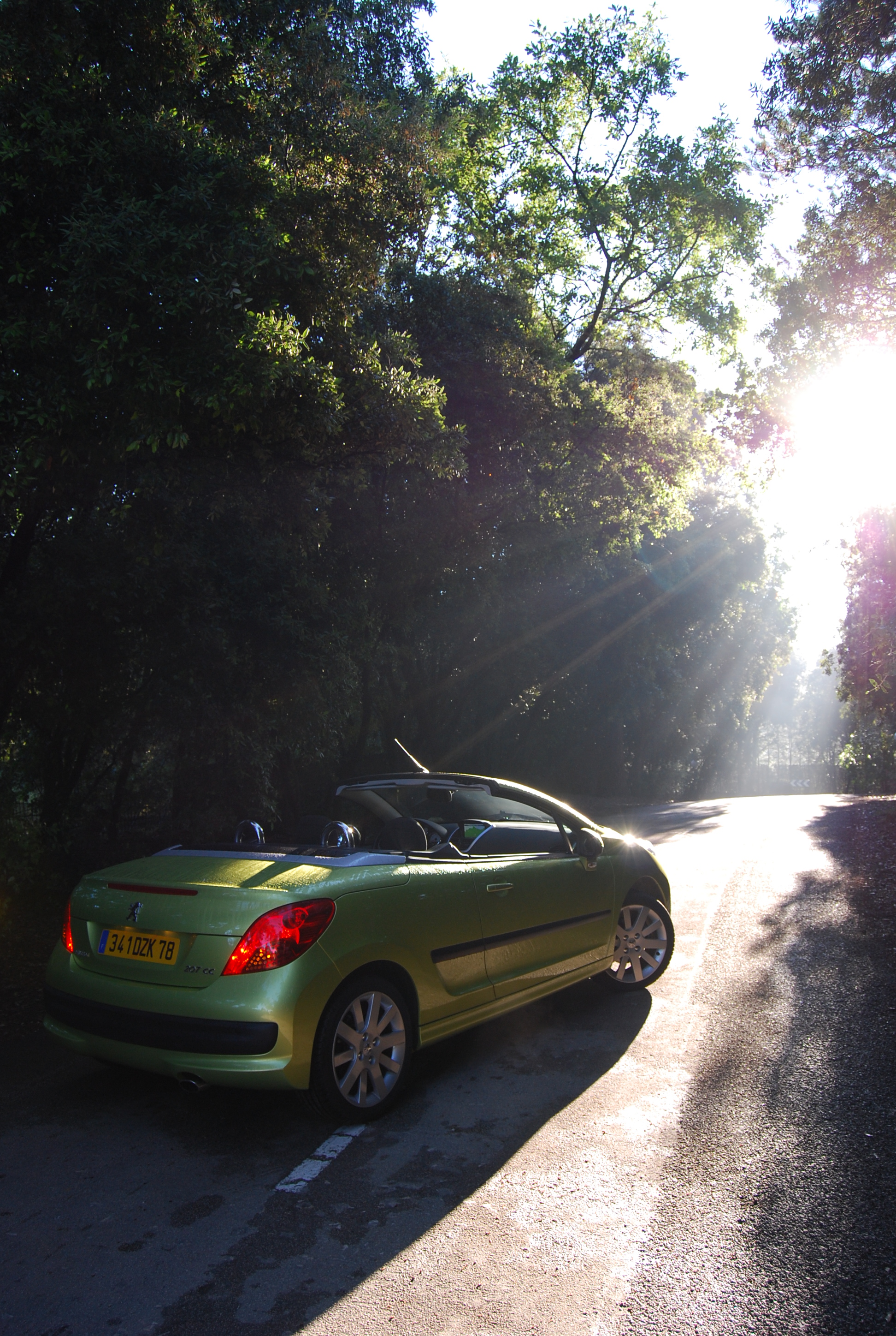 我们在巴黎拍的视频,标致207cc1.6t增压器