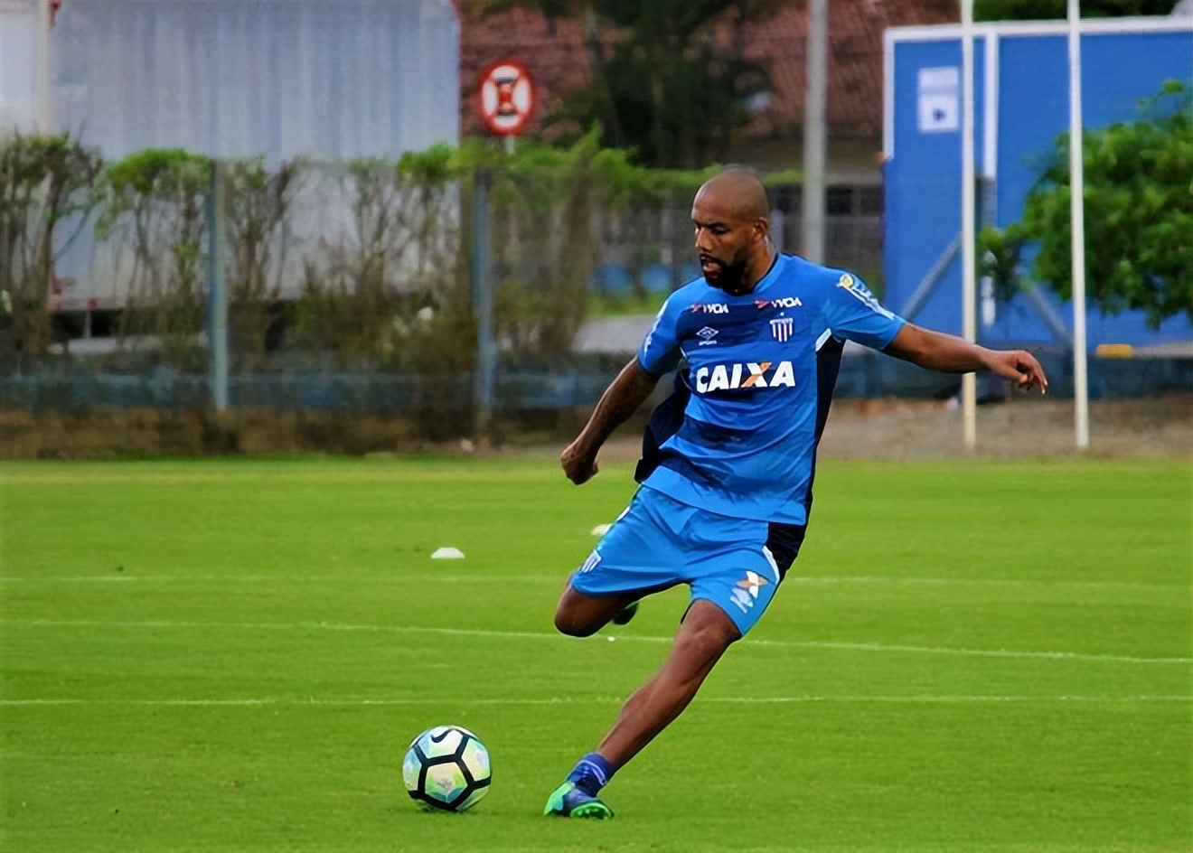 麦孔被贝尔踢退役,贝尔边路麦孔巅峰时期