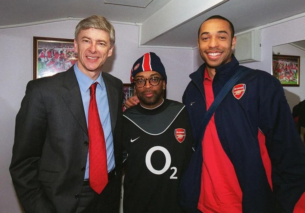 凭借一个「摊手」动作成为顶流的网红，居然是个体育届的KOL？