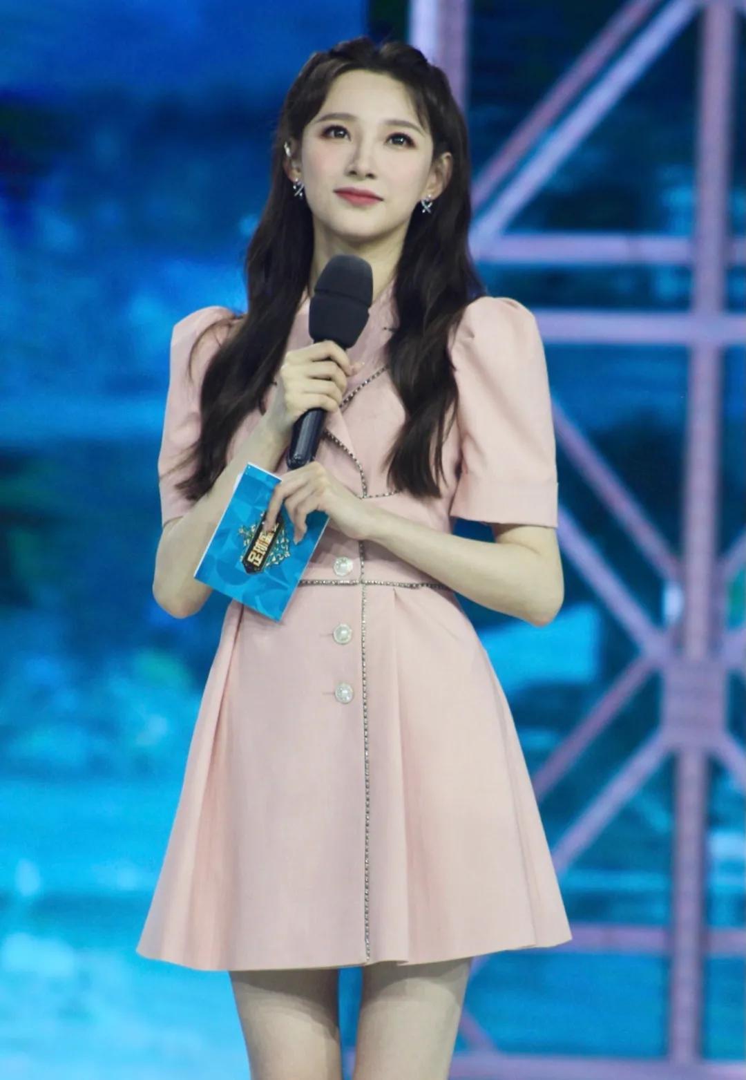 能力不俗却因颜值太高备受质疑？来看她首次主持央视节目的水平吧