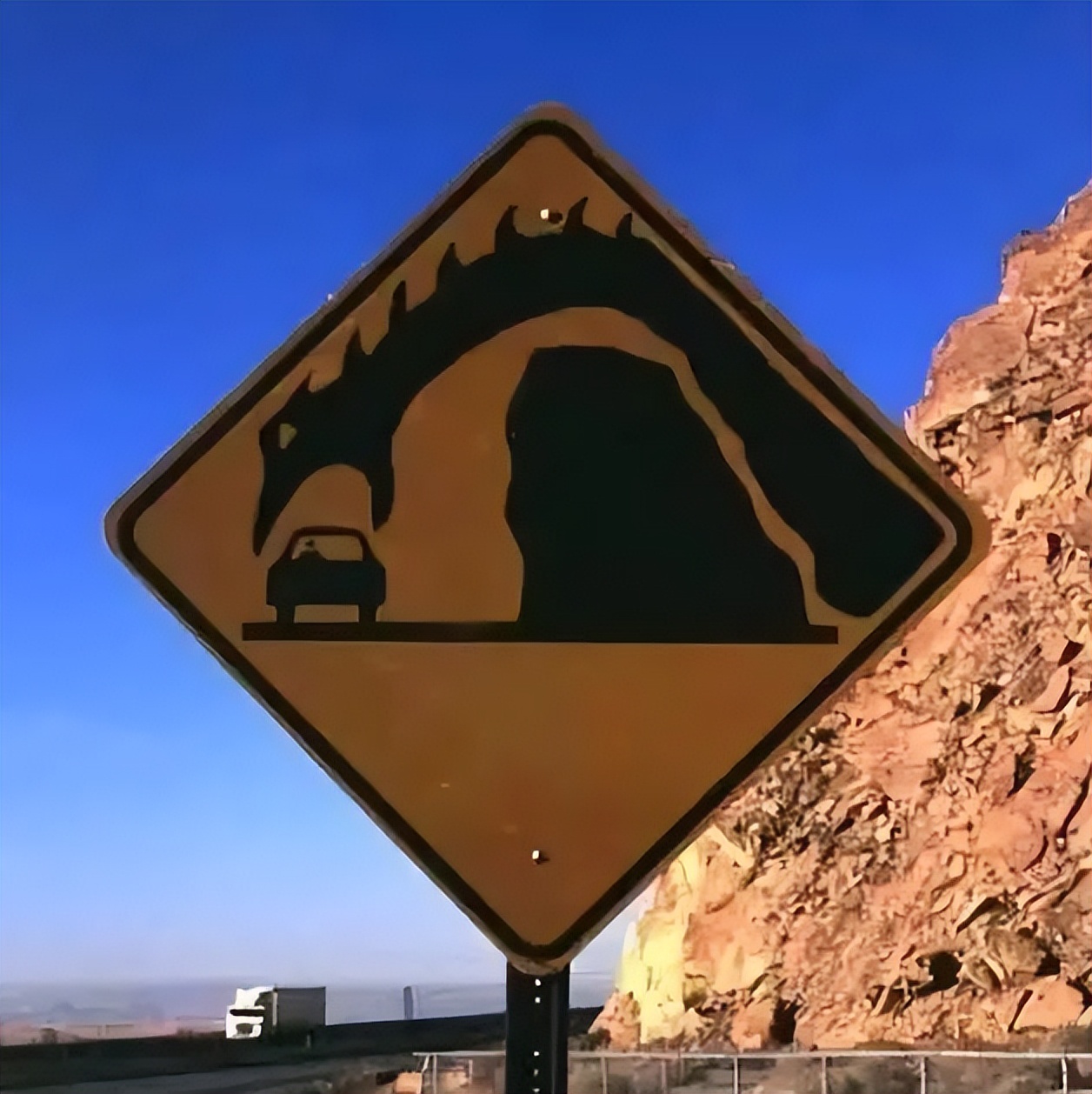 怪兽出没请避让,怪兽出没小心避让