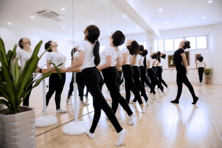 签下协议抽身难！女大学生如何一步步误入“花场”？揭秘花场*局骗**