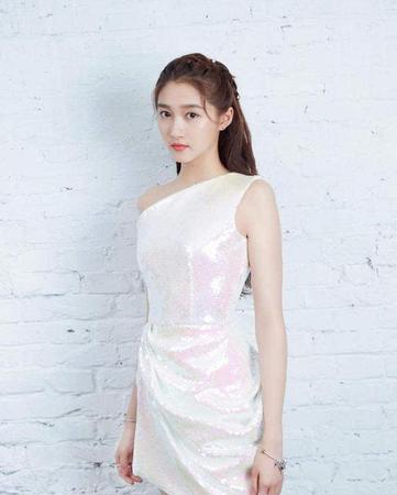 一出道就大方承认整容,出道就被逼着整容