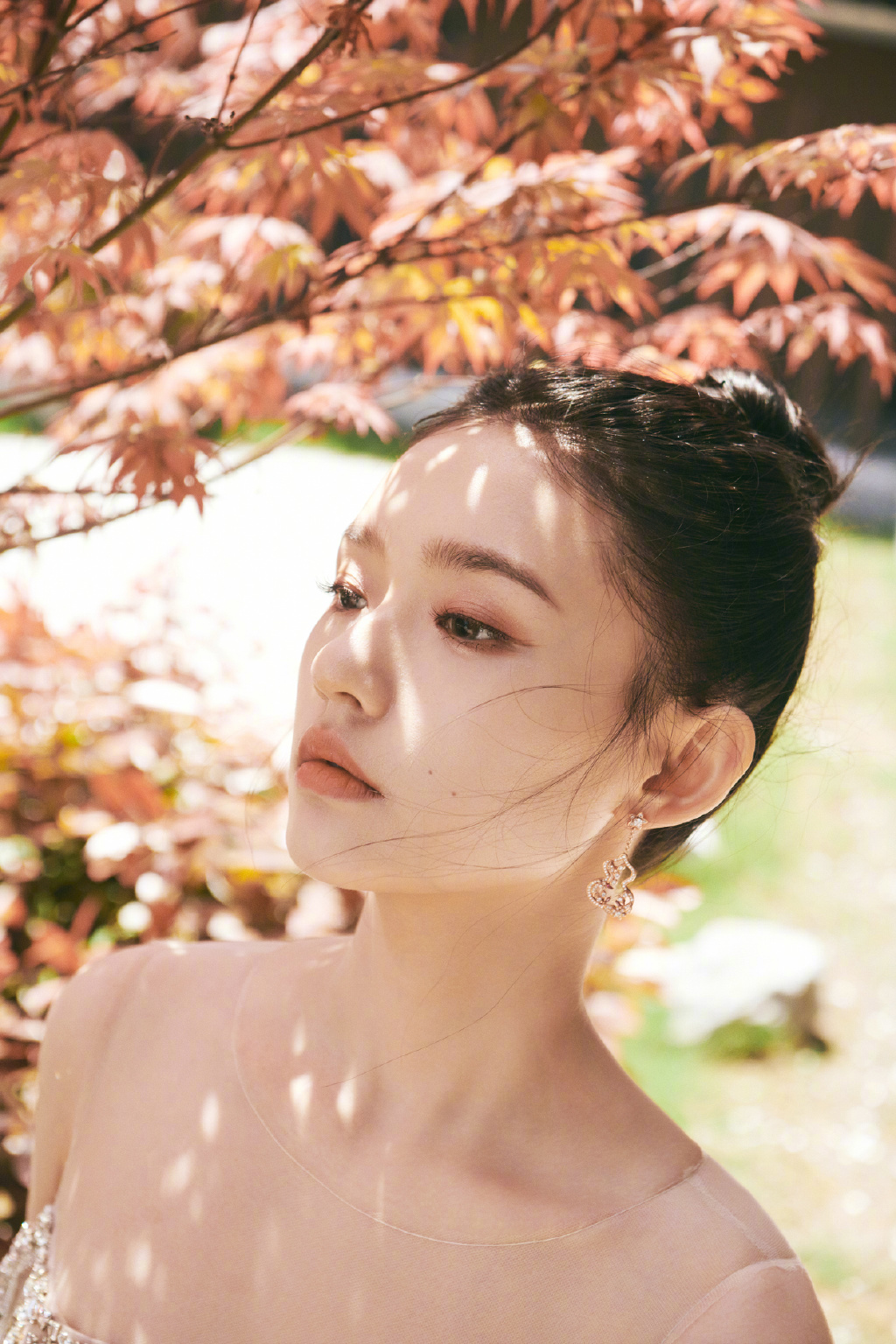 林允一袭黑色吊带深v长裙走红毯,林允粉色镂空长裙造型甜美清新