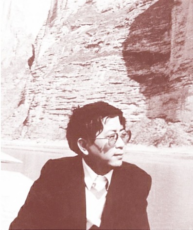 打工为余秋雨治病，为省1元走夜路摔下水道，13年后夫娶年轻女星