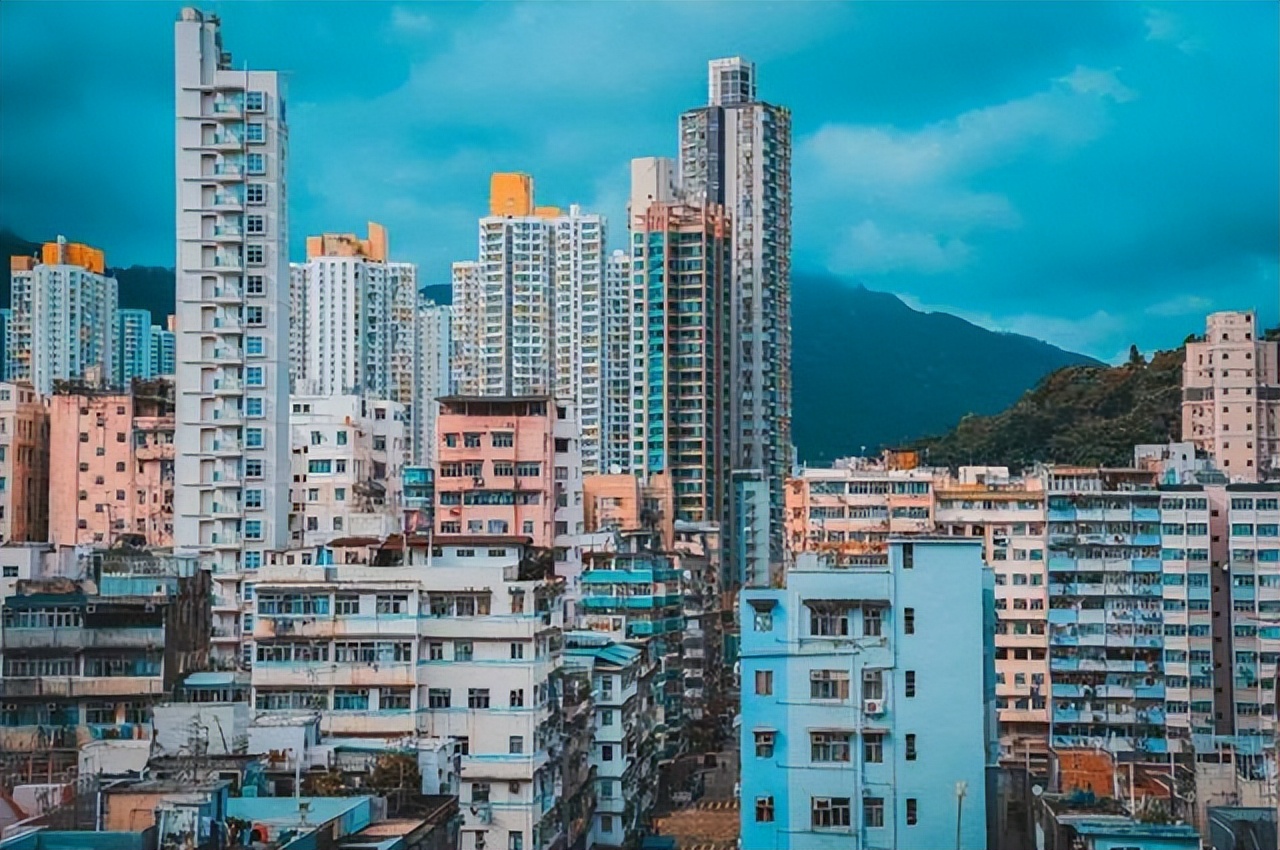 重庆富二代每月零花钱20万,破产后把80岁母亲*养送**老院,开直播还债