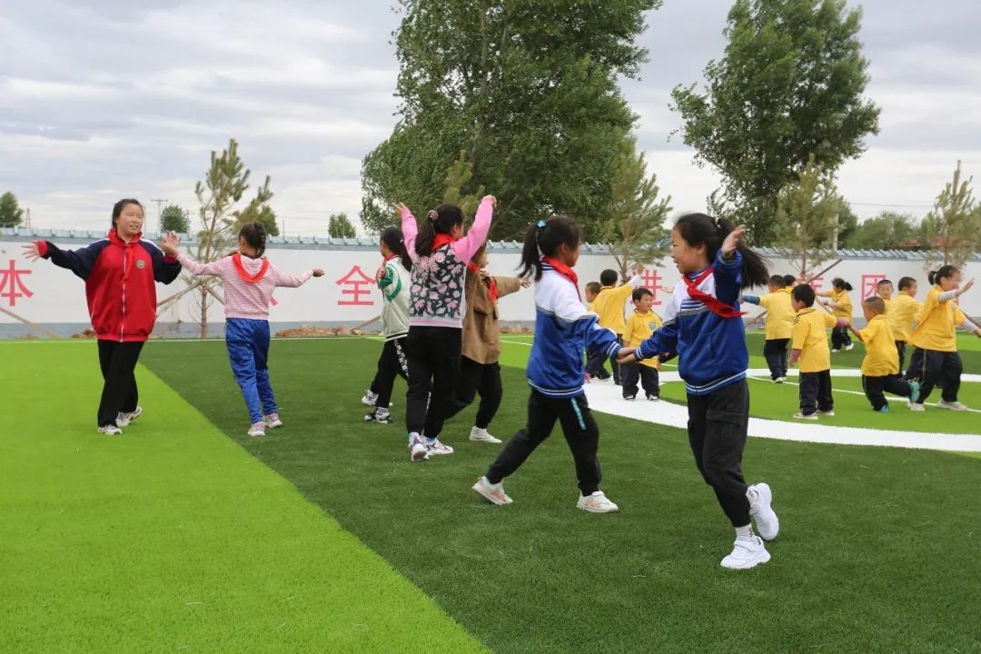 足球带给山村少年无限快乐,乡村少年的足球梦