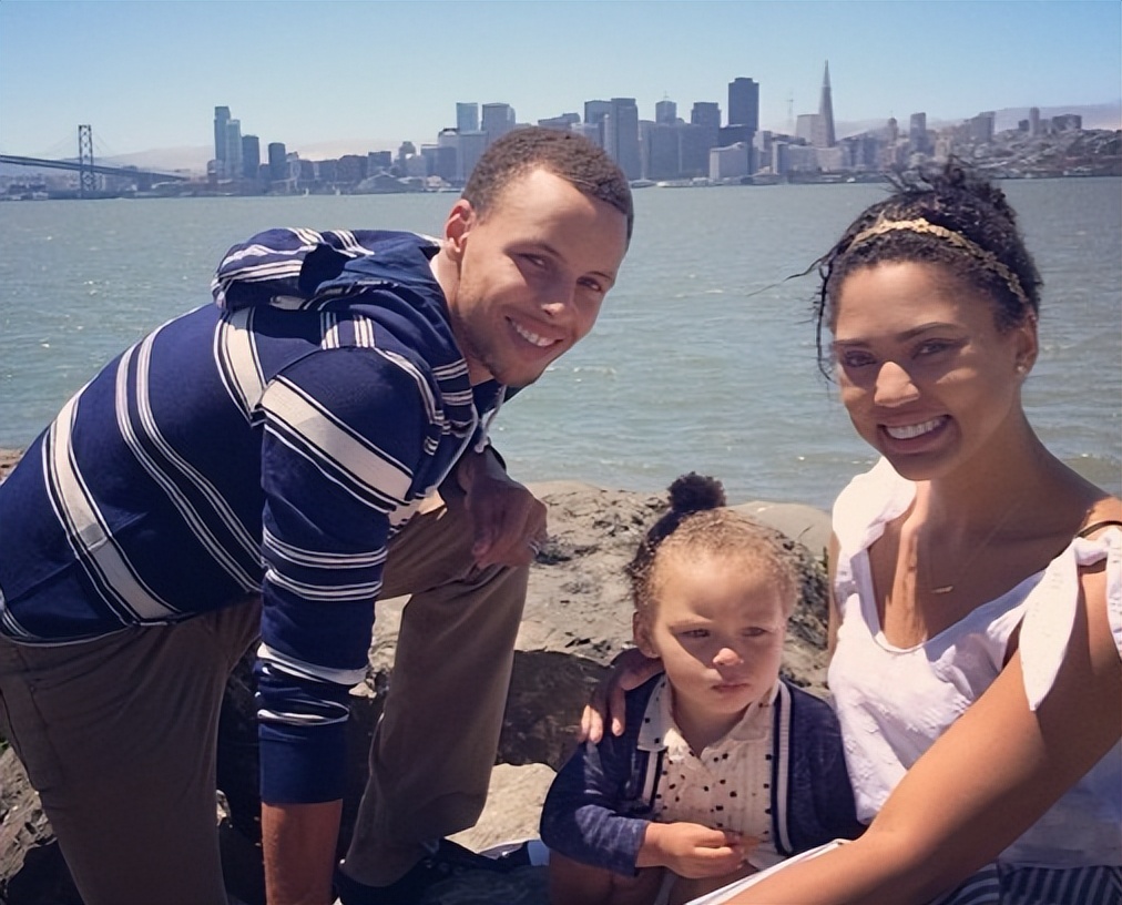 库里晒照祝爱妻生日快乐,库里三十三岁生日快乐