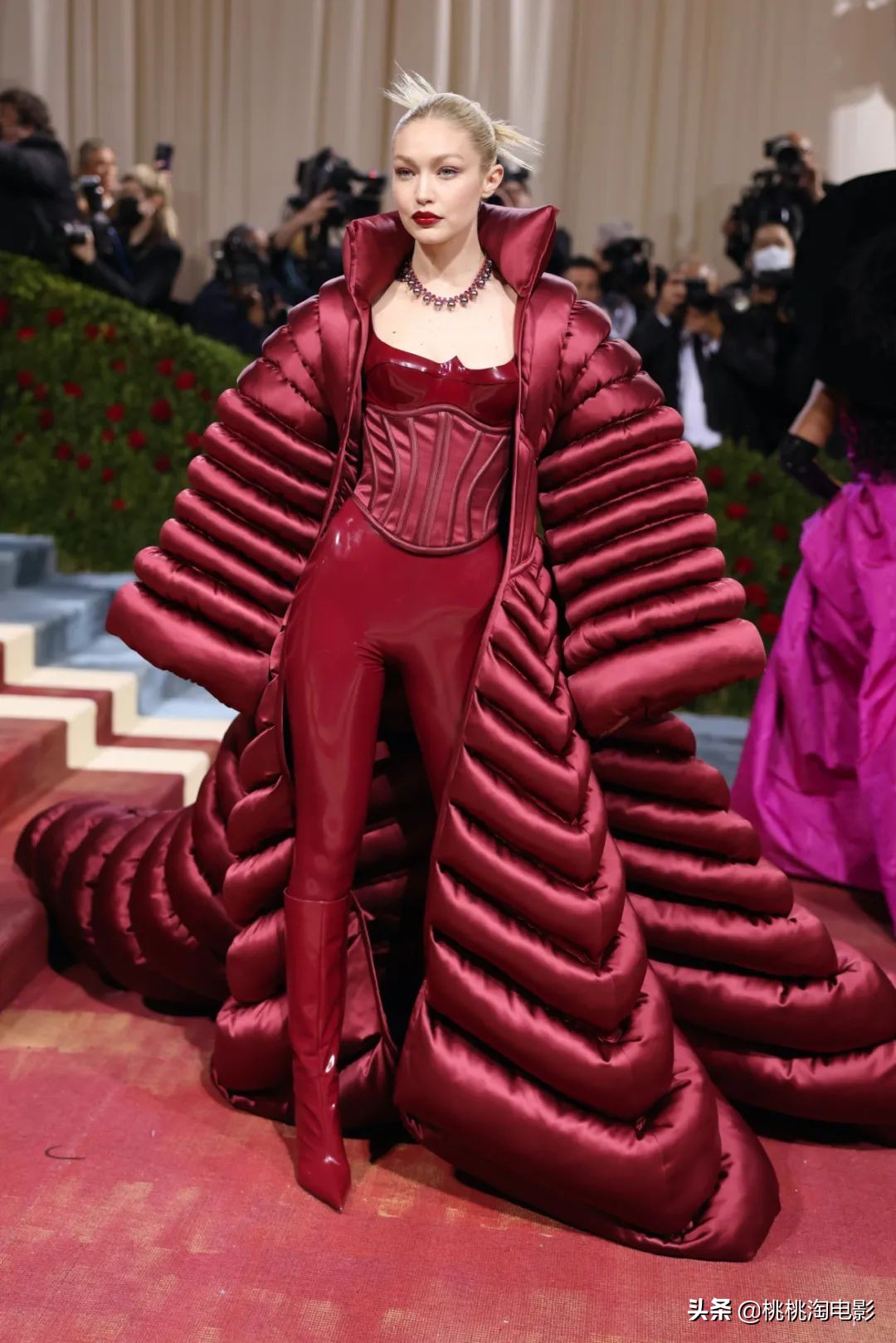 metgala群星红毯造型,2022metgala红毯完整版