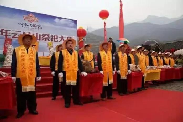 大年初一祭祖不忘本,老传统初一