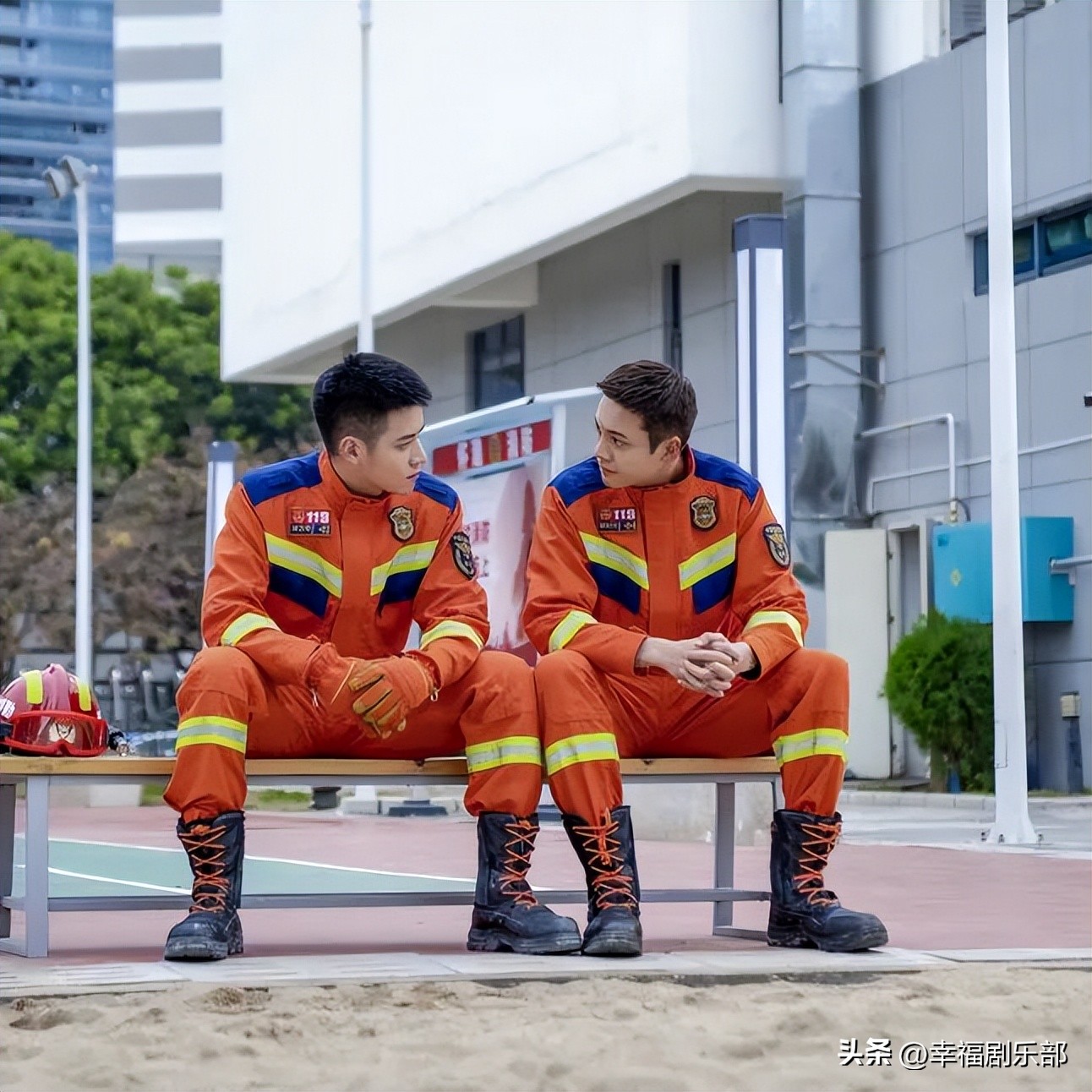 《照亮你》：烟火气中的逆行英雄，浪漫治愈的爱情童话