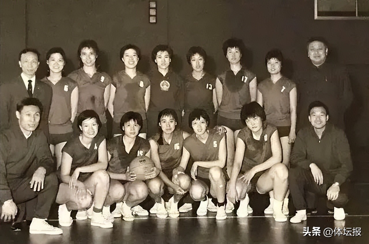 74岁“长脚”奶奶带“娃娃兵”上场，夺银的台州女篮值得响亮掌声
