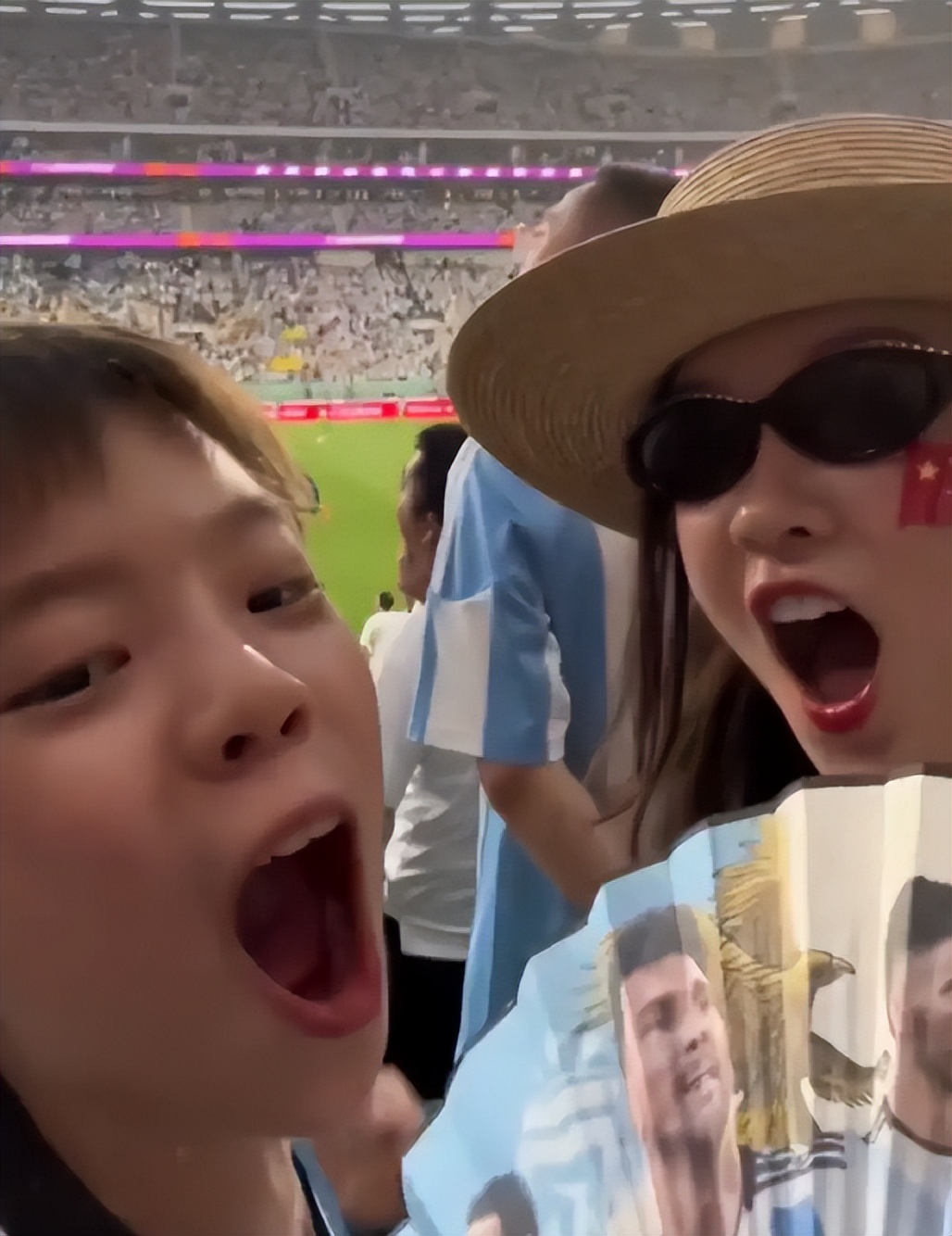 闯球场的球迷,球迷冲进球场拥抱梅西跑了多少米