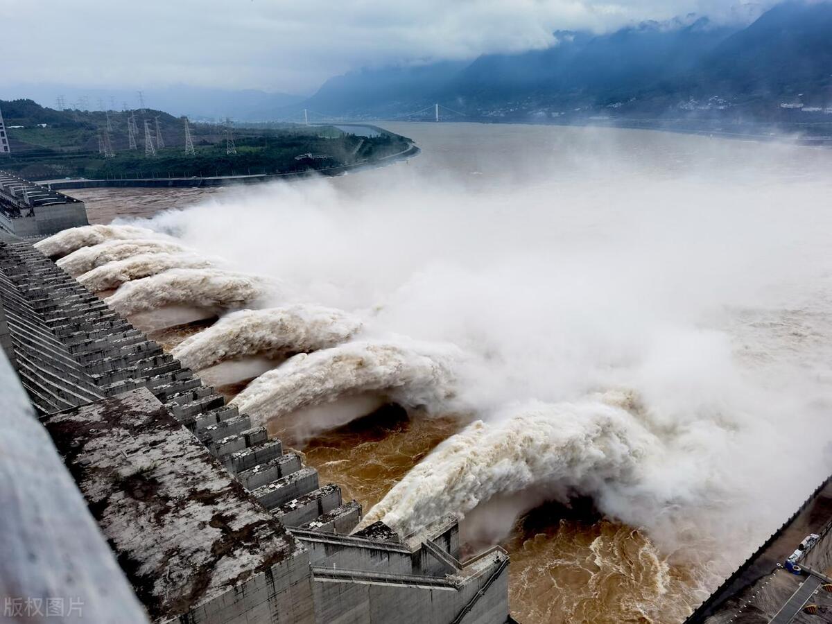 三峡的水位猛降怎么回事,三峡水位上涨至多少