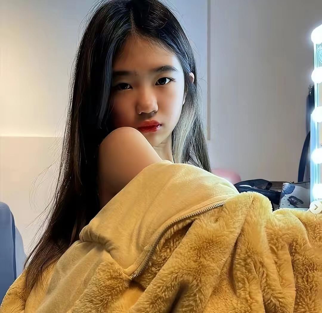 曹格带一对儿女逛街,女儿身段像妈打扮前卫,14岁儿子身高近1米8