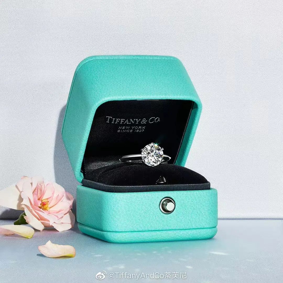 何超莲婚礼礼服珠宝,何超莲收藏的珠宝