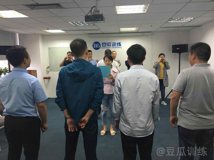 发言紧张手抖怎么解决,当众发言紧张手抖怎么办