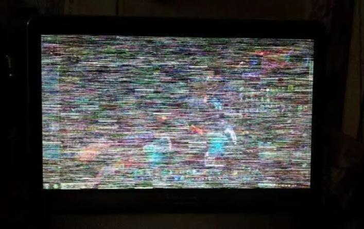 电脑显示器一半花屏一半清晰,电脑显示器竖条花屏自修方法