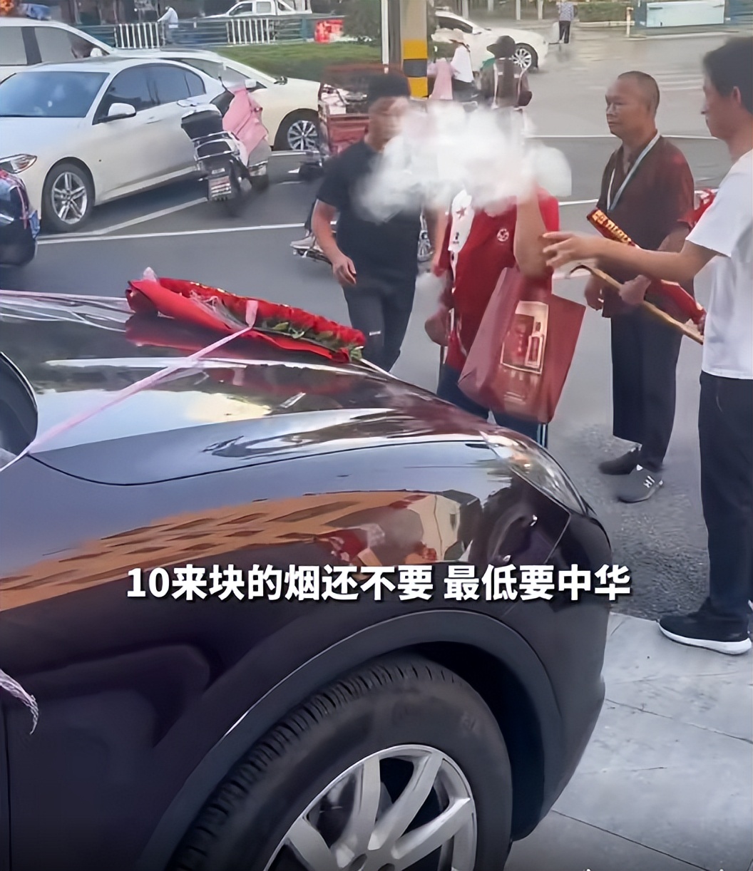 老人组团劫婚车不给红包不让走,老人组团马路拦婚车要红包