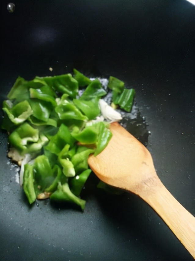 辣麻肠香炒菜做法,熏肠炒辣椒粉怎么做