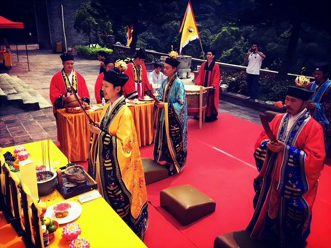 哈尔滨美女高材生：离婚后出家当道士，卖房修道观，25岁当上住持