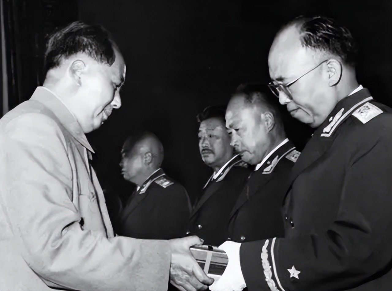 十大元帅中的4位“老总”：为何陈老总的排名，不及“朱彭贺”？