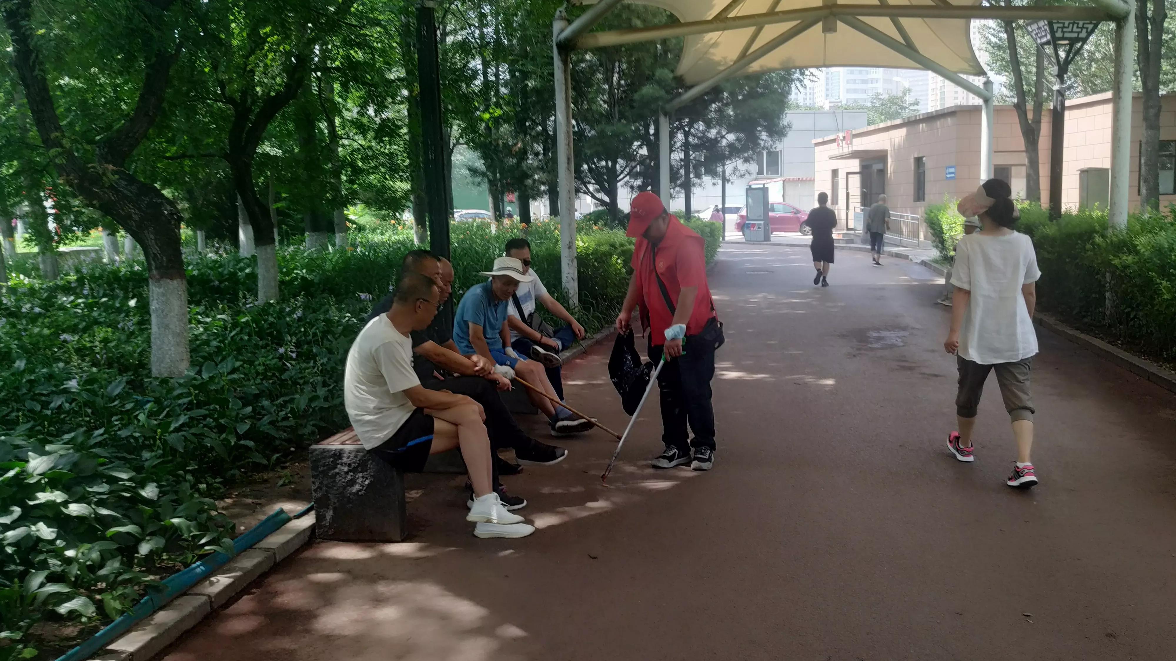 15年，他安装800余个烟蒂盒子