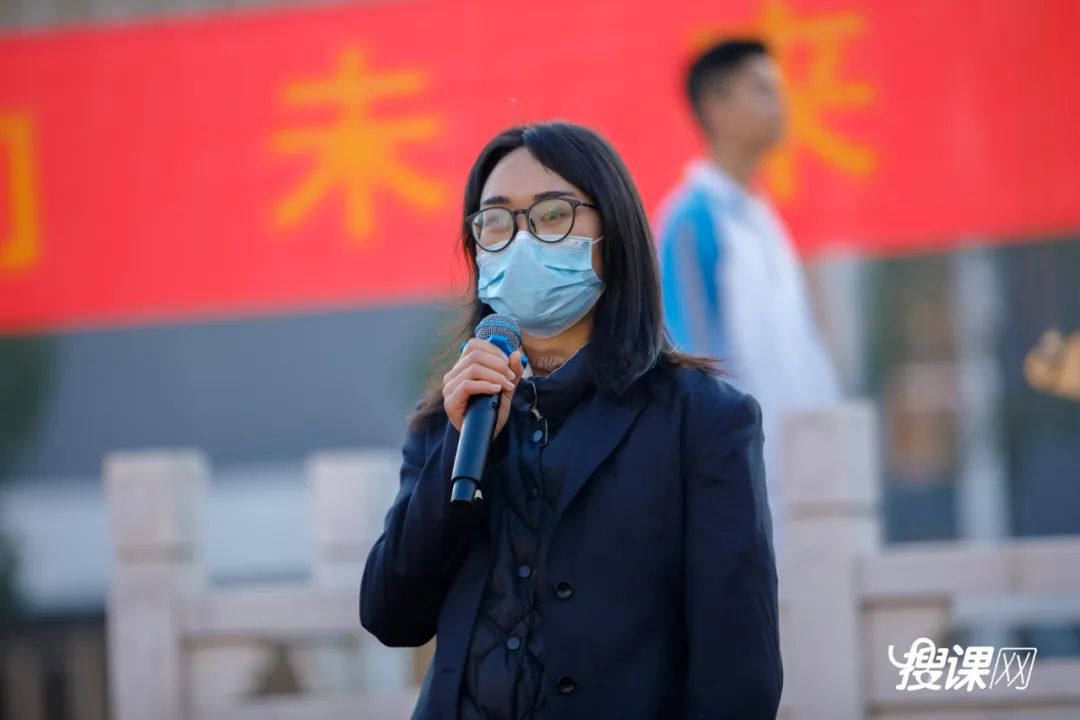 千名学生传递巨幅国旗,开学典礼百人传旗