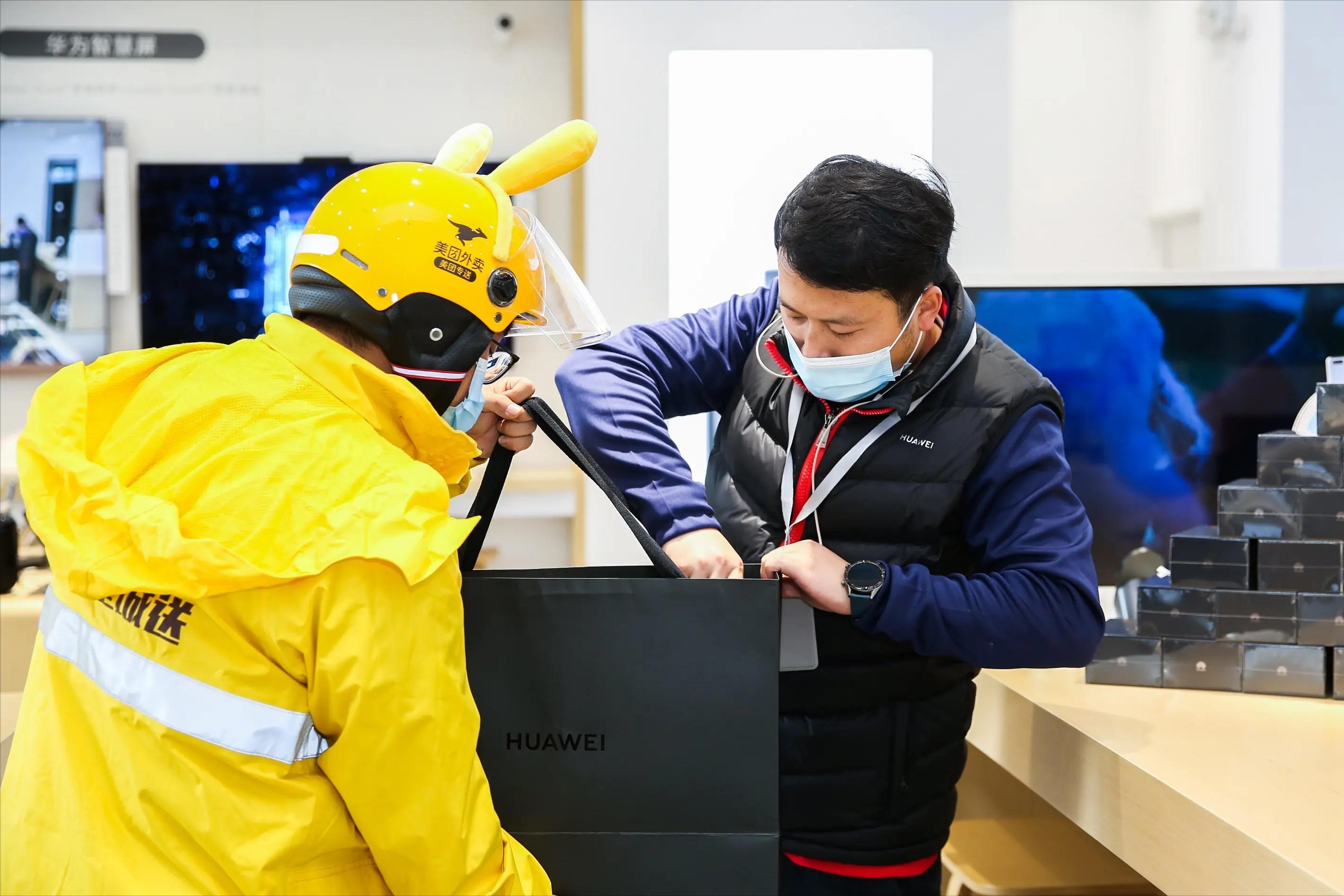 美团公布外卖员学历数据，本科生已达17万，宁可送货也不进厂吗？