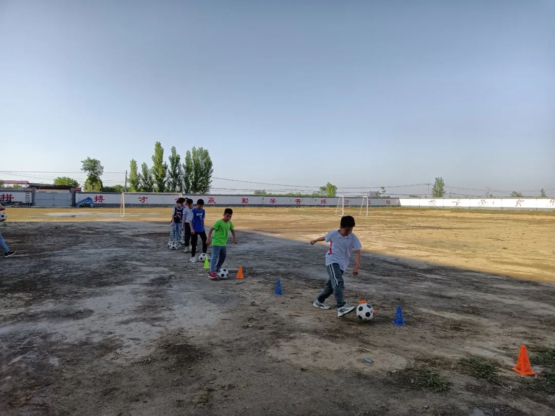 足球带给山村少年无限快乐,乡村少年的足球梦