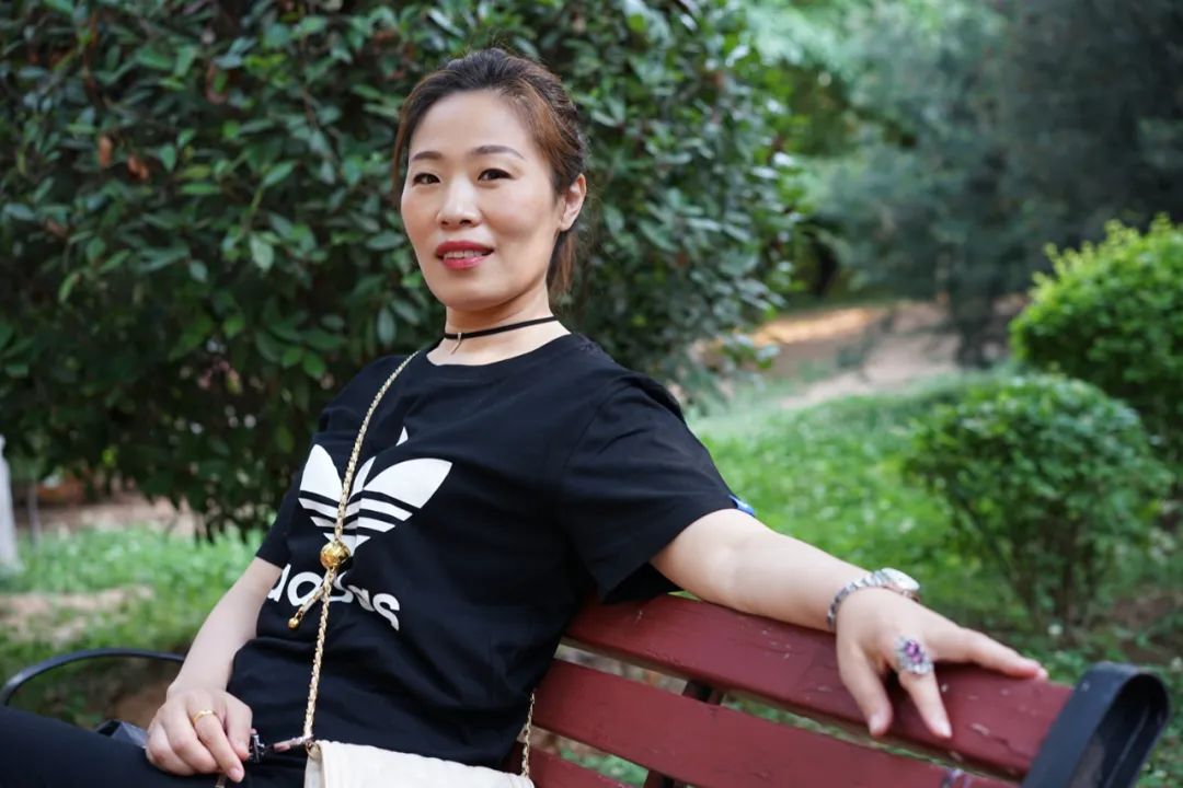 我不靠任何人,我不靠任何人我要靠自己