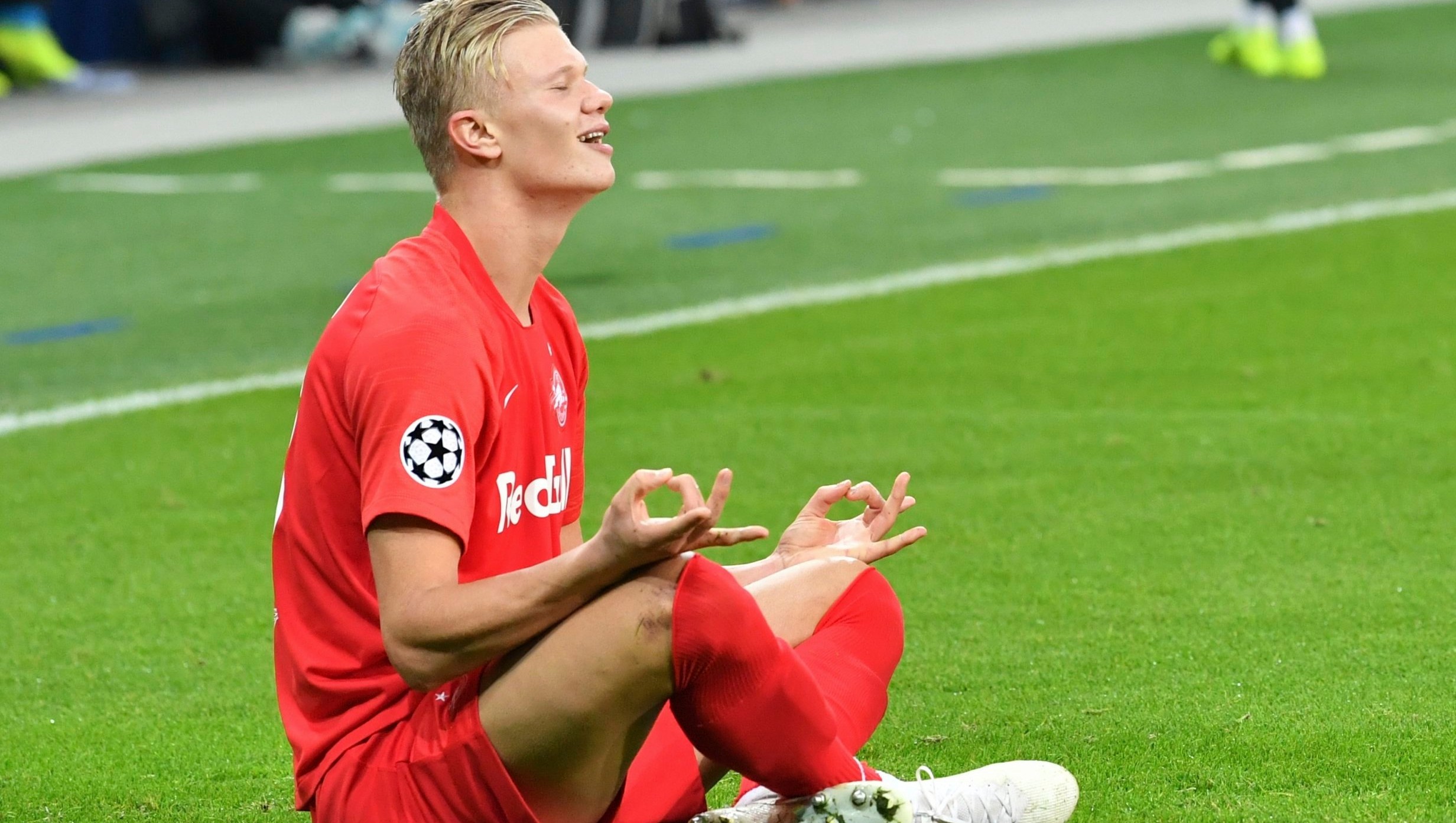 哈兰德比不上梅西和c罗视频,c罗和哈兰德对比进球方式