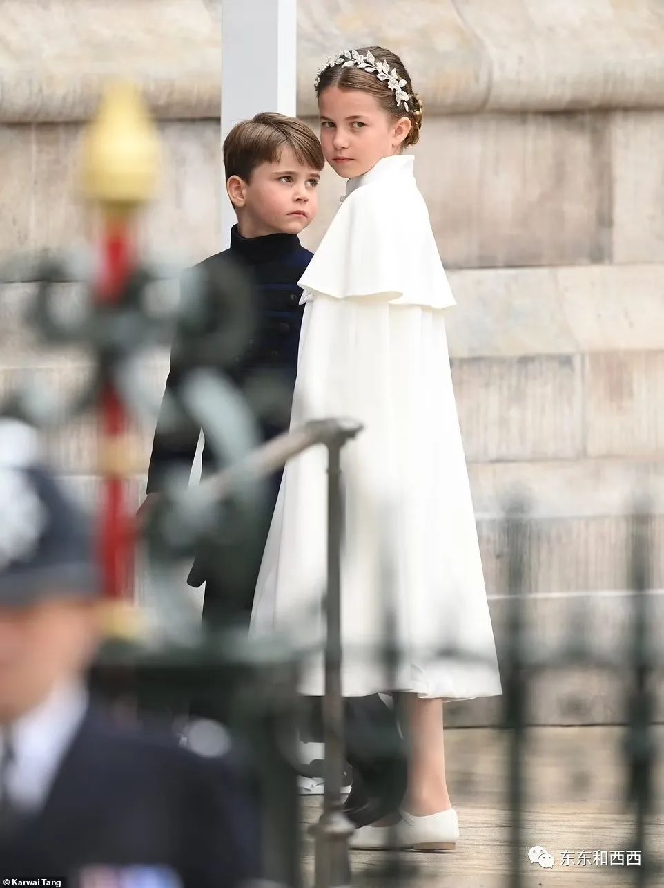 卡米拉二次加冕,卡米拉戴王冠太激动