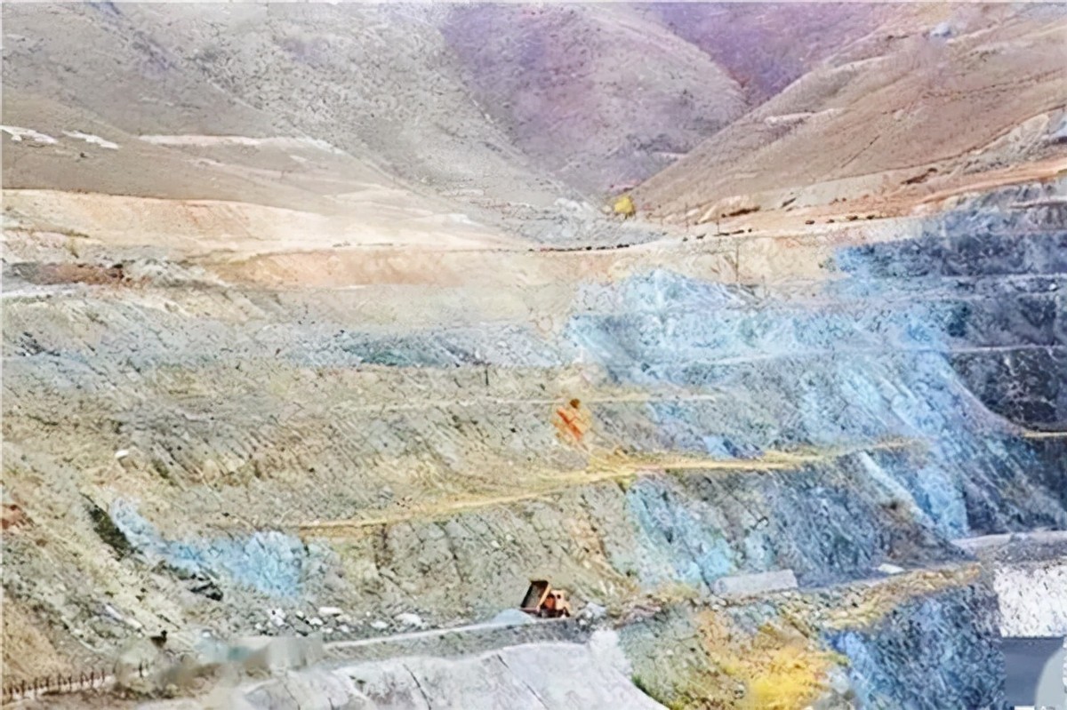 10年*疆新**惊现一种灰石头，毒性十分强烈，专家：这是一种稀有金属