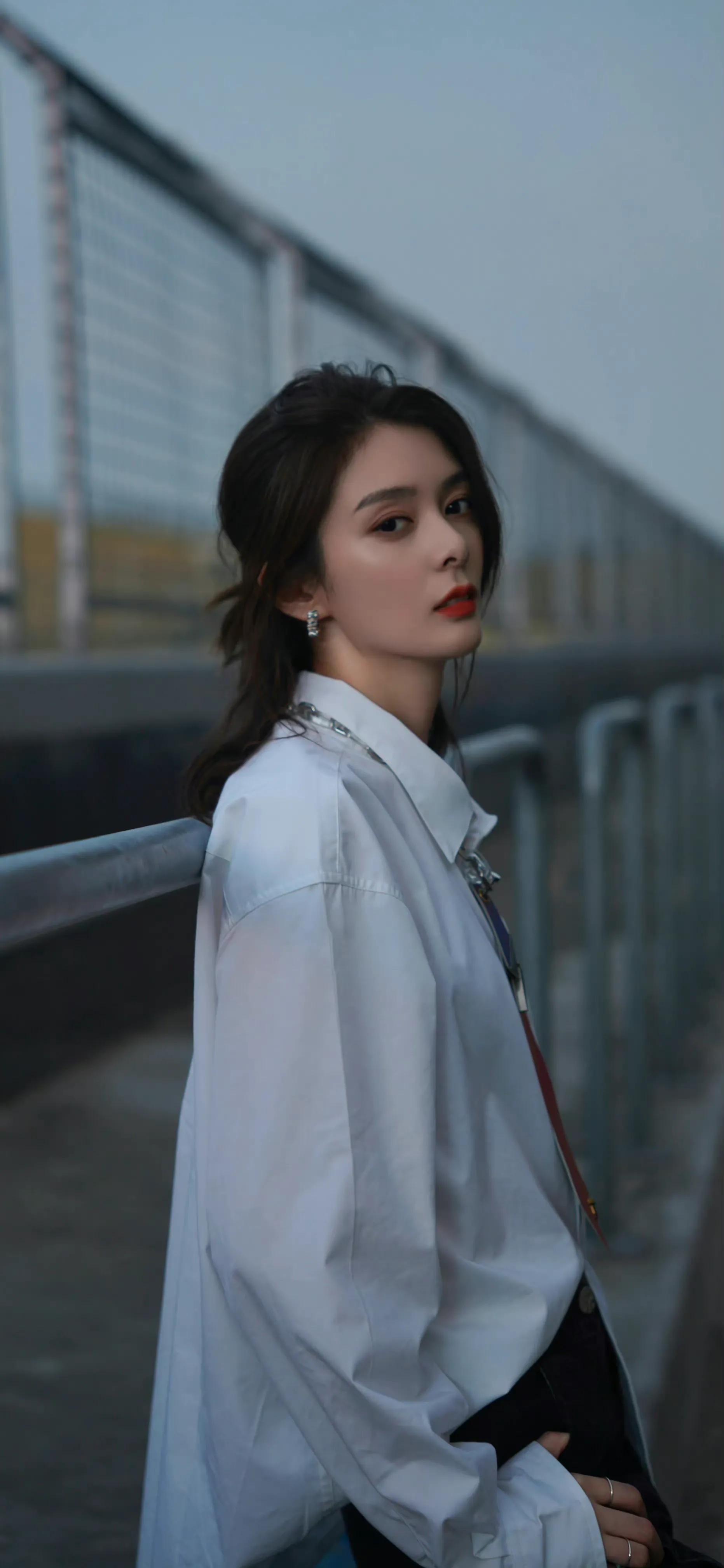 超酷美女壁纸图集可保存,长发飘飘粉色裙子美女壁纸