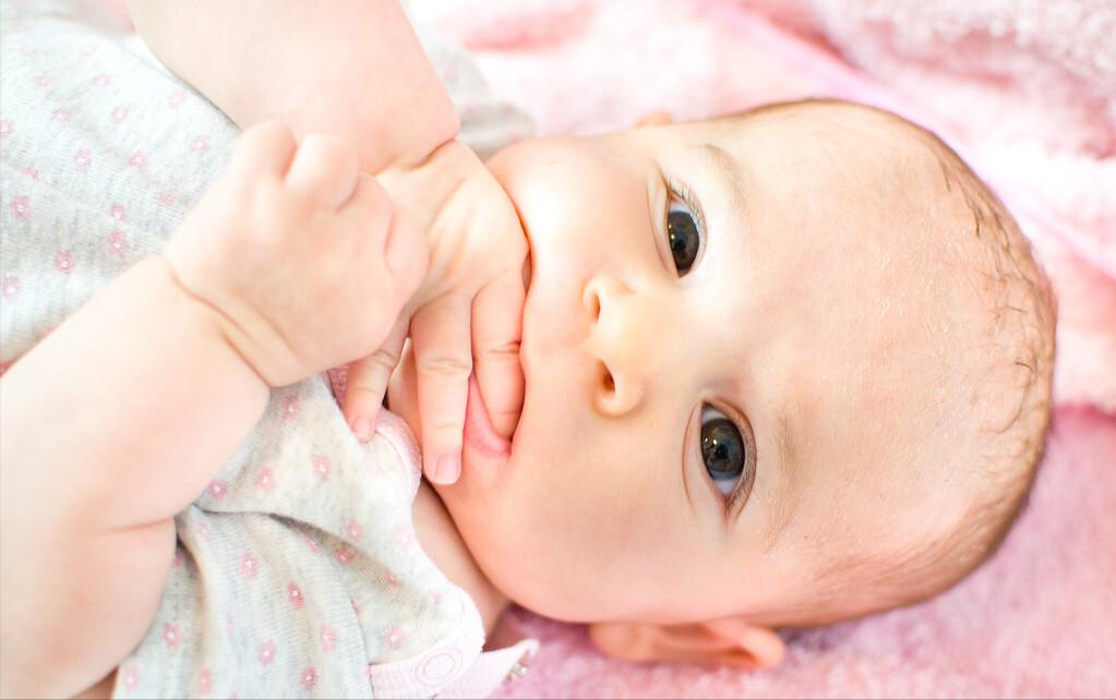 如何帮助孩子改掉啃手指的习惯,8岁儿童老用嘴啃手指是什么原因