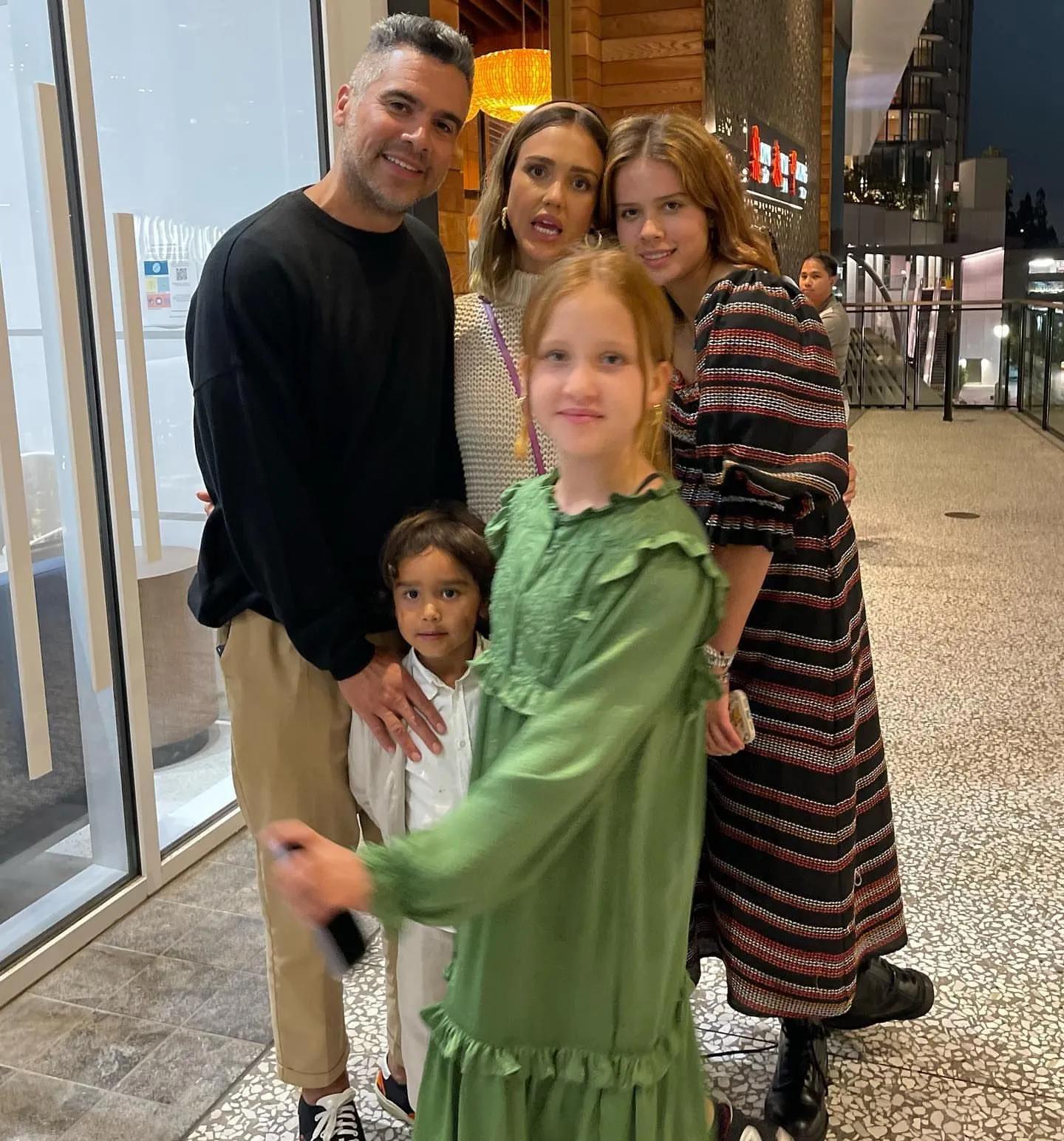 女神杰西卡阿尔芭意大利度假穿黑色比基尼和3个孩子甲板晒太阳