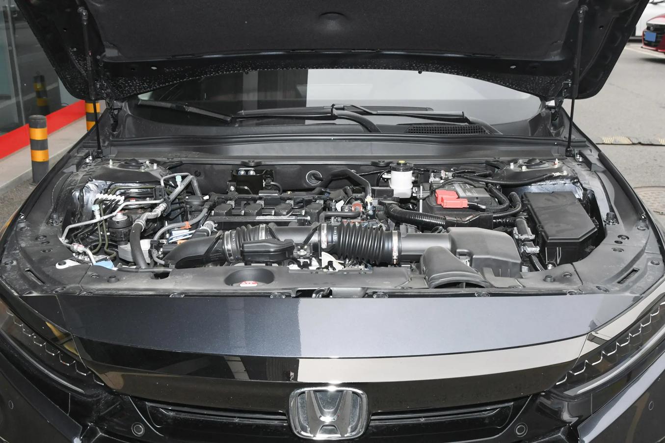 2018款1.5t低功率雅阁测评,本田雅阁旗舰版对比帕萨特顶配