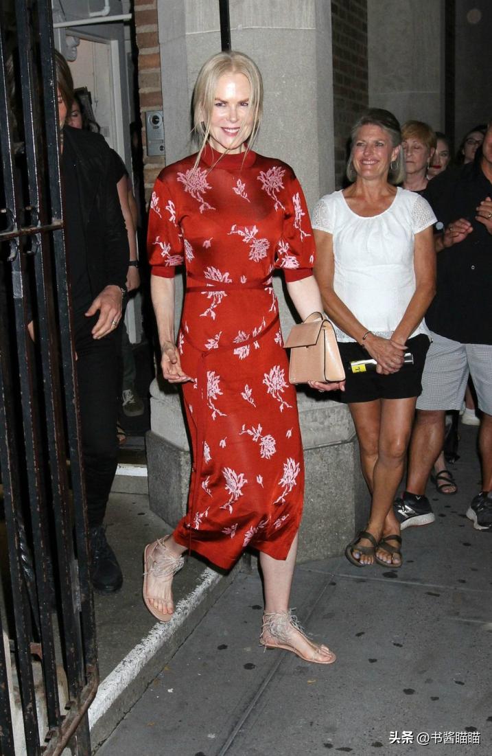 外*旗国**袍美人：帕丽斯现买现穿，妮可不输张曼玉，娜塔莉气质变了