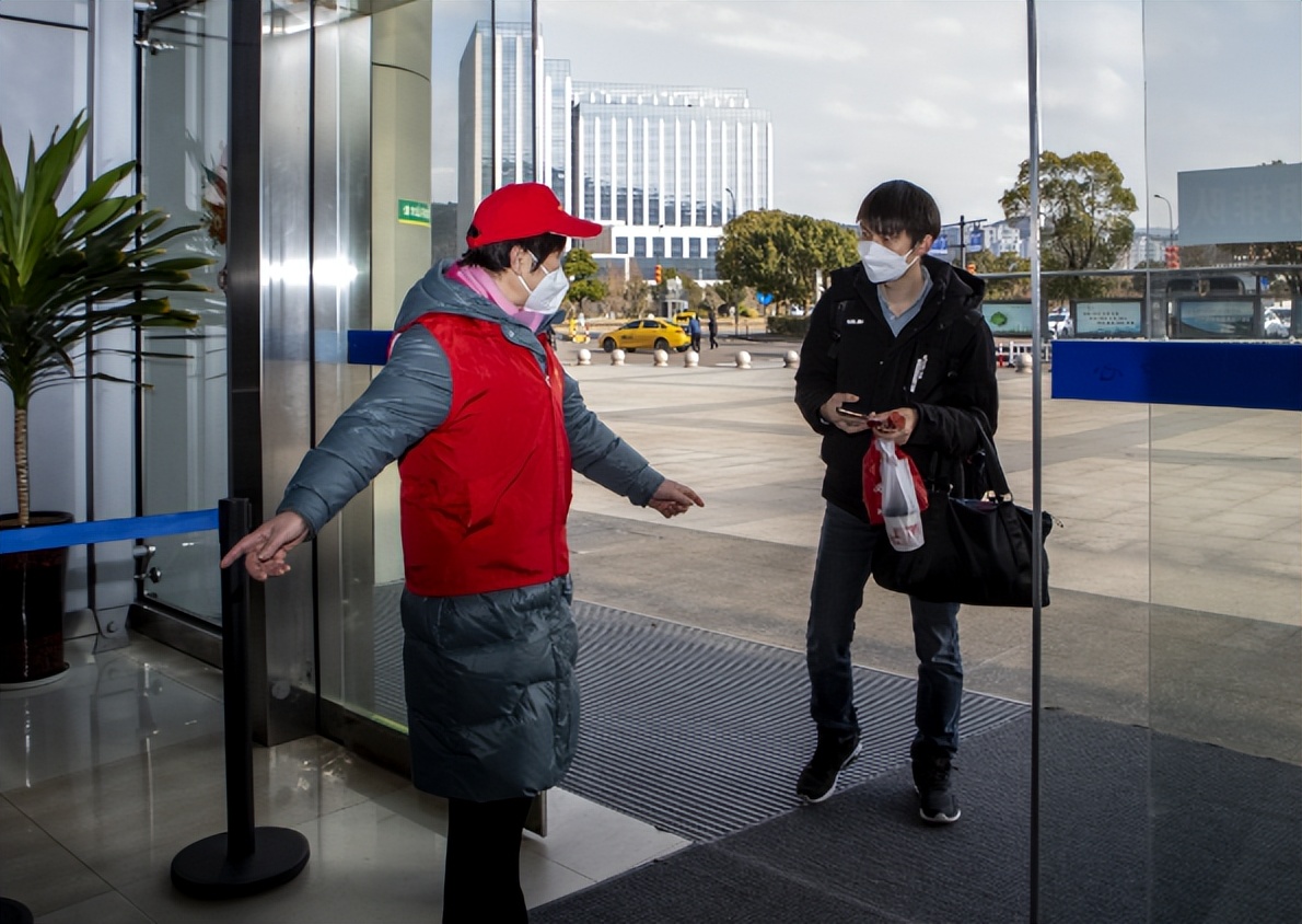 春运出行高峰普陀“志愿红”温暖旅客回家路
