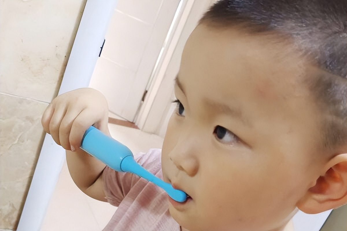 怎样使用电动牙刷是正确方法,正确使用电动牙刷的方式