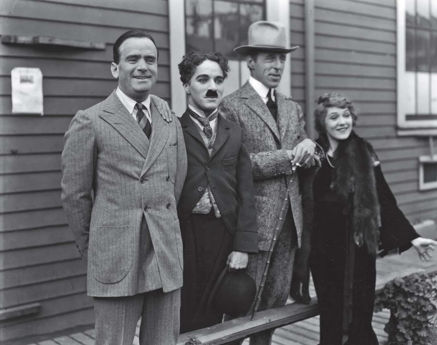 喜剧大师卓别林成名故事,喜剧大师卓别林无厘头