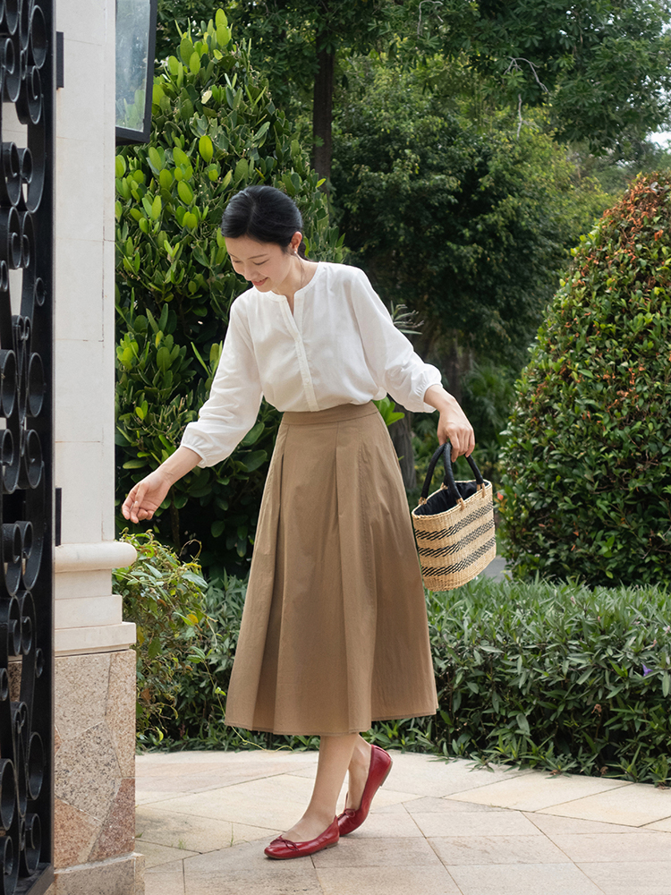 白衬衫到底怎么穿才不老气,白衬衫怎样穿出来时髦感