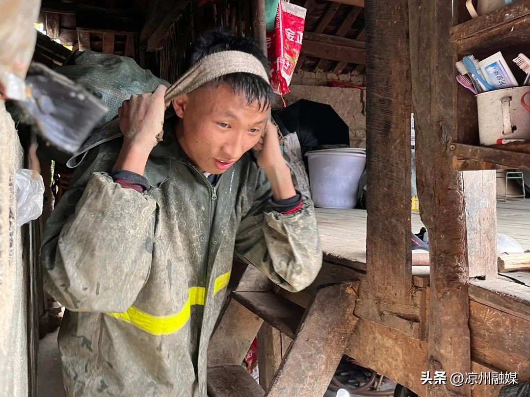 他用沾满泥巴的手签收大学录取通知书,学校:与你相约一起看海!