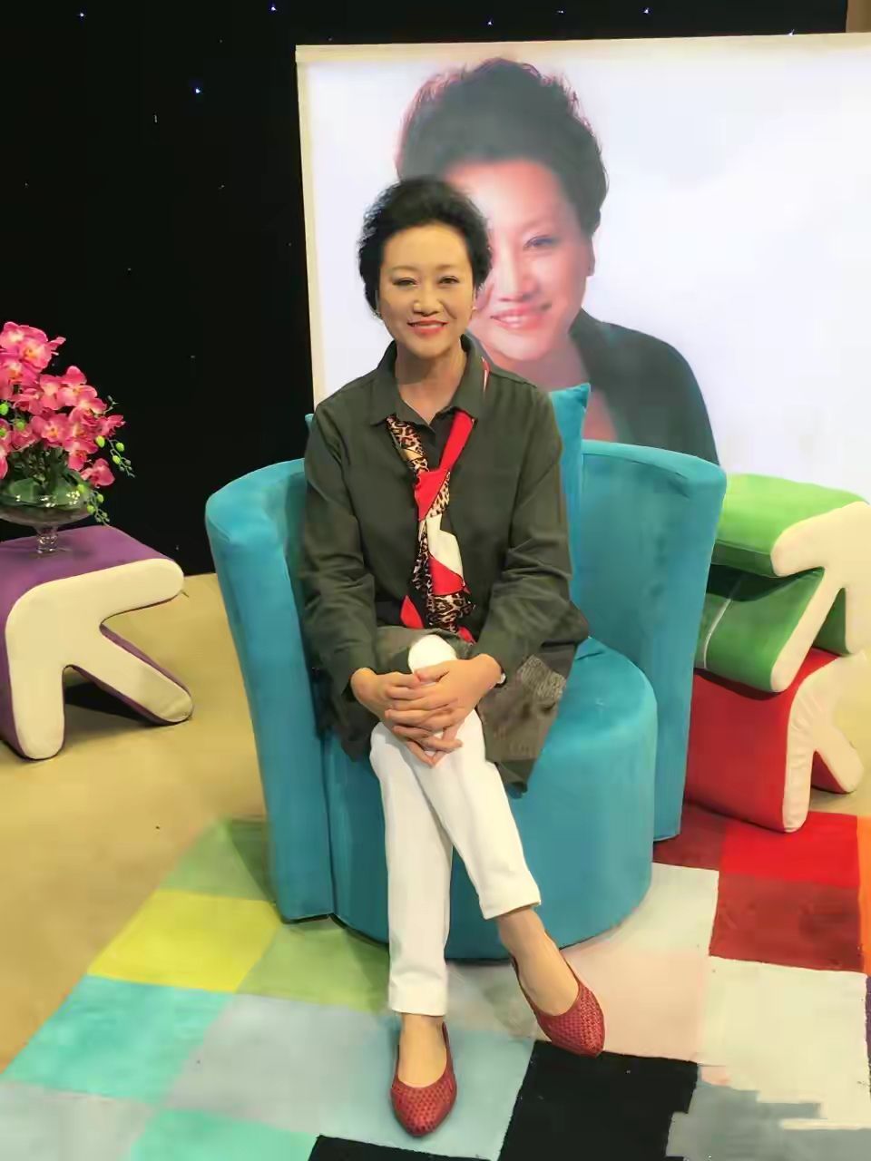 王丽云年轻时穿军装最漂亮的照片,65岁王丽云穿贵妇装