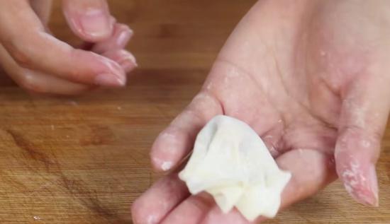 汤鲜鲜藤椒馄饨,馄饨馅爽滑鲜嫩的方法