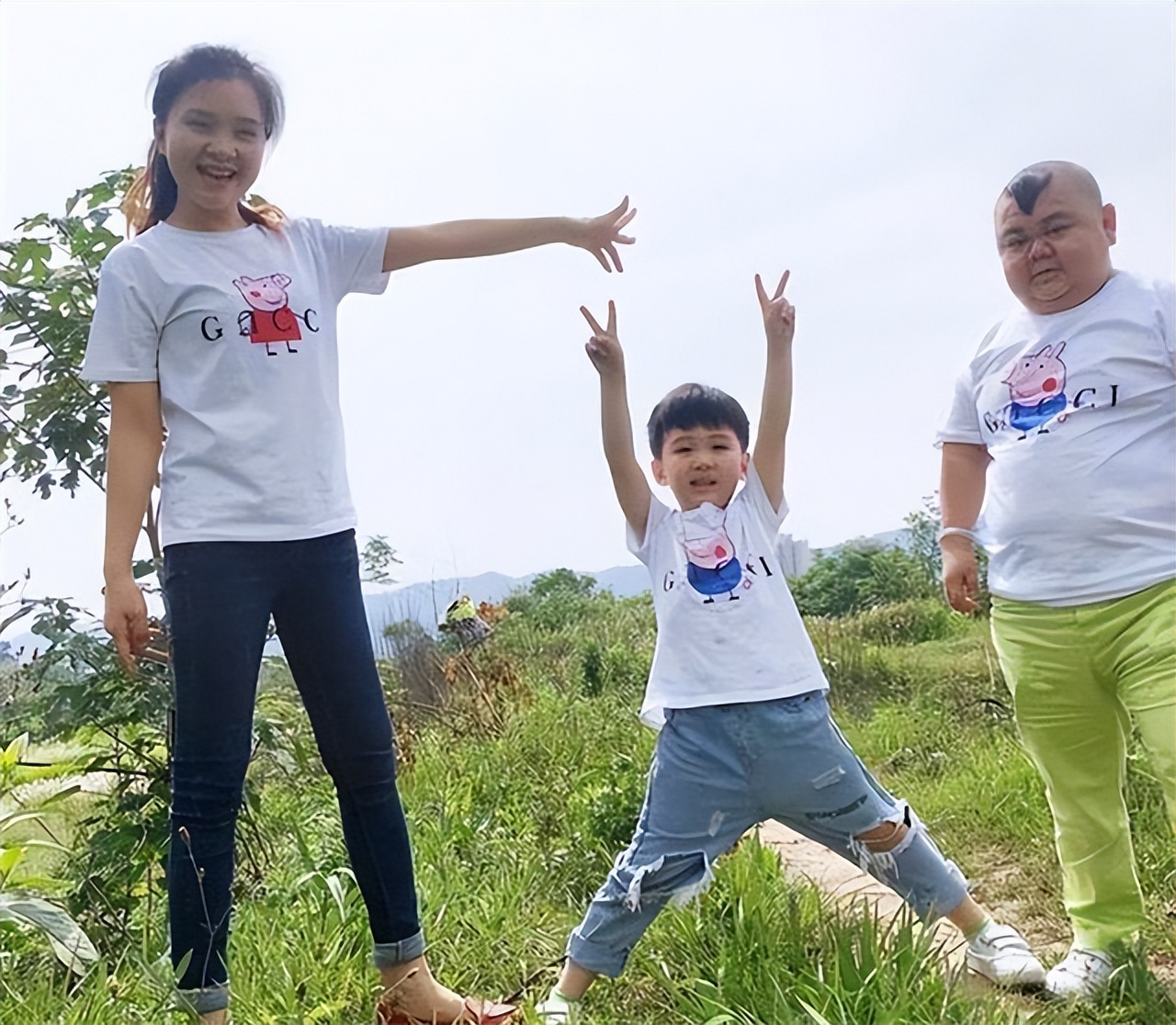 重庆1米2小男人娶1米65女演员，买7套房开豪车，却担心孩子长不高